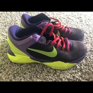 Kobe 7 Christmas cheetah sz 10 used